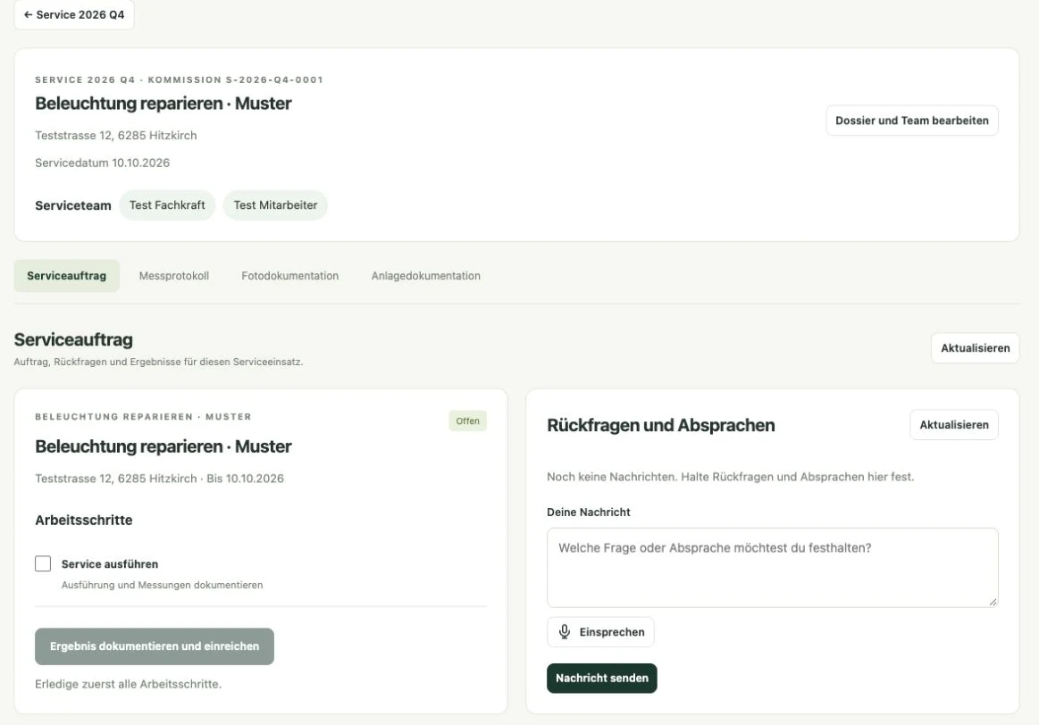 Montivo Serviceauftrag mit Adresse, zugewiesenem Team, Arbeitsschritten und Rückfragen. Ansicht mit Beispieldaten.